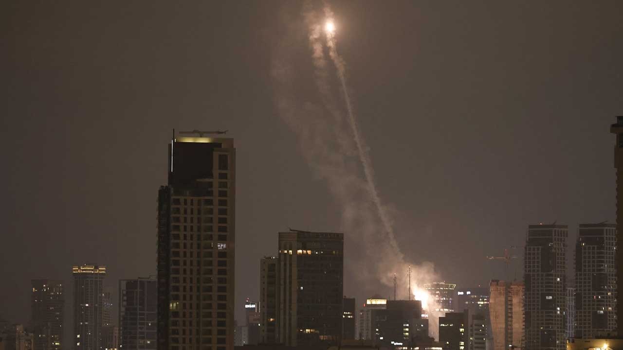 İran, Laricani'nin intikamı için füzeleri ateşledi