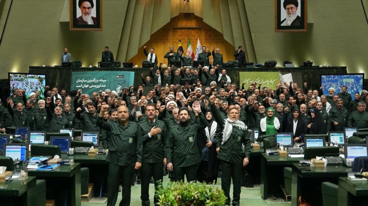 İran Parlamentosu'nda milletvekilleri askeri üniforma giydi! "Amerika'ya Ölüm, İsrail'e Ölüm" sloganları atıldı