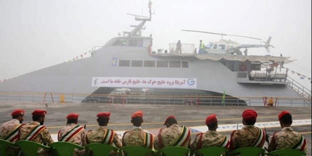 İran Savaş gemisinde ABD'ye mesaj!