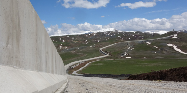 40 kilometrelik kısmı tamamlandı! İran-Türkiye sınırına duvar örülüyor