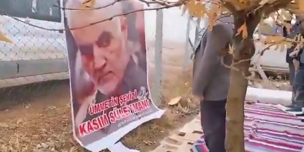Kahramanmaraş'ta dernek üyeleri Kasım Süleymani posteri önünde intikam yemini etti