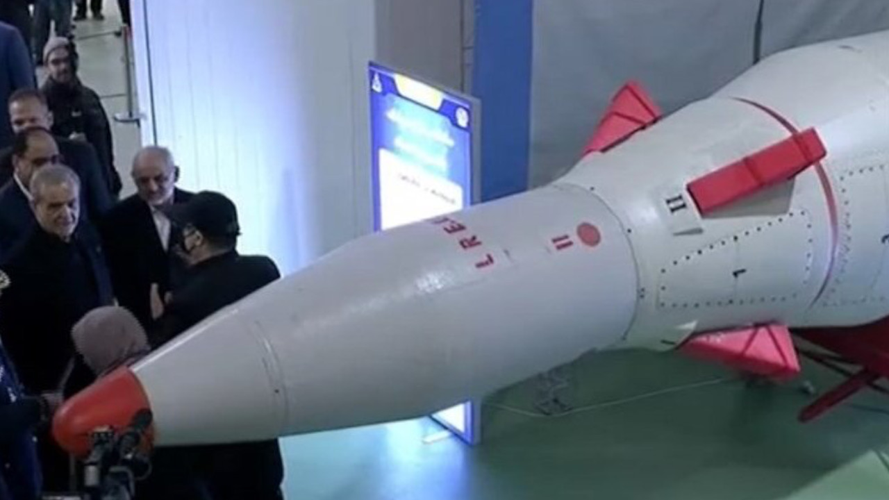 İran yeni balistik füzesini tanıttı!