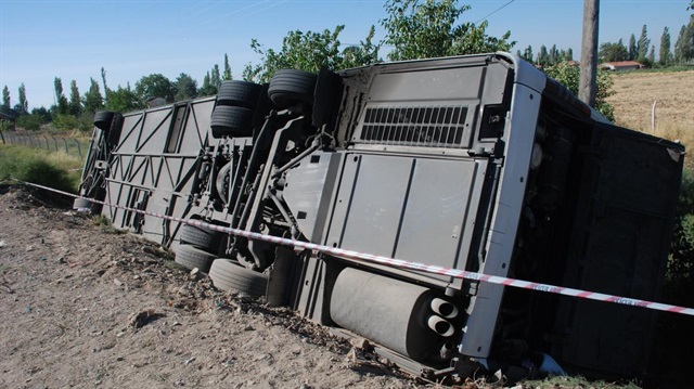 İran'a ait yolcu otobüsü devrildi