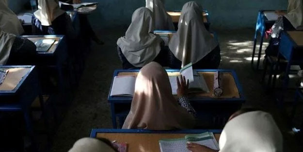 İran'da binlerce öğrenci zehirlendi