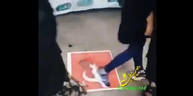 İran’da büyük alçaklık! Türk bayrağını çiğnenmesi için...