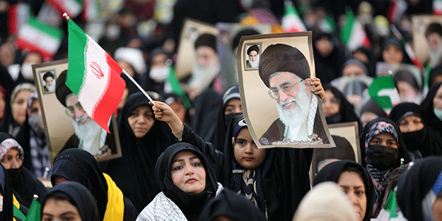 İran'da devrim kutlamaları