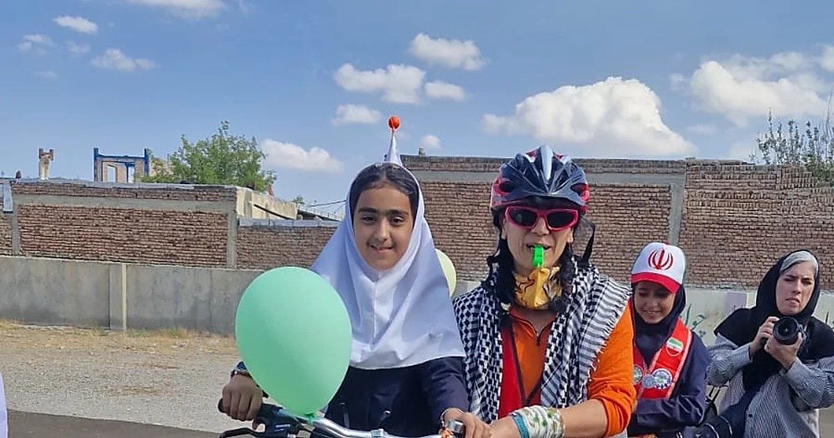 İran'da hava saldırısında ölen öğrenciler için 2 bin 865 kilometre pedal çevirdiler