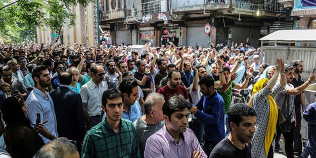 İran'da kriz sonrası gösteriler büyüyor: 1 ölü