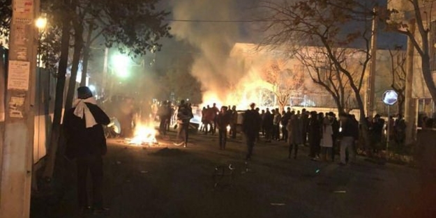 İran'da olaylar çığırından çıktı! En az 1000 kişiye gözaltı! Olaylarda ölü ve yaralılar var