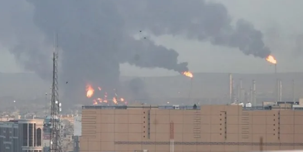 İran'da petrol rafinerisinde patlama yaşandı