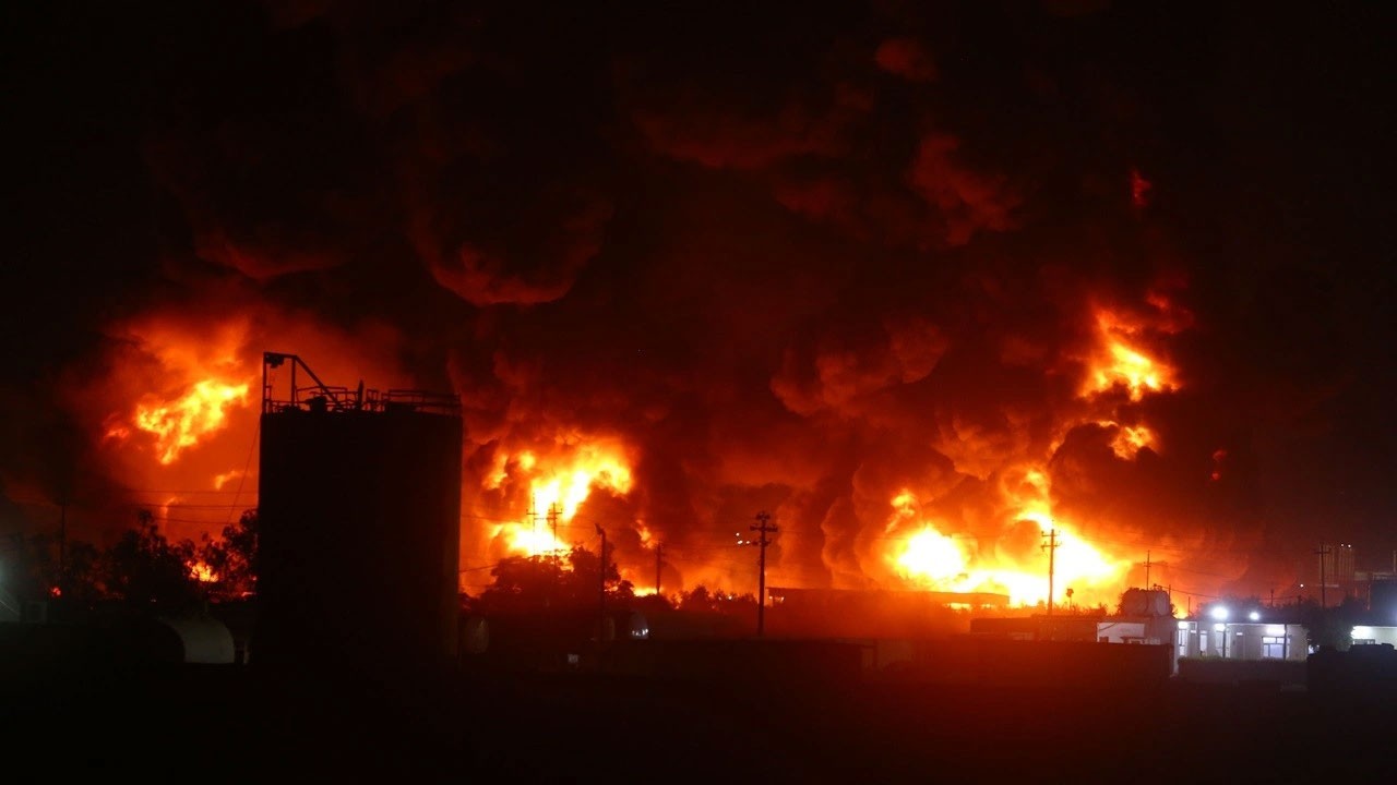 İran'da petrol rafinerisinde yangın