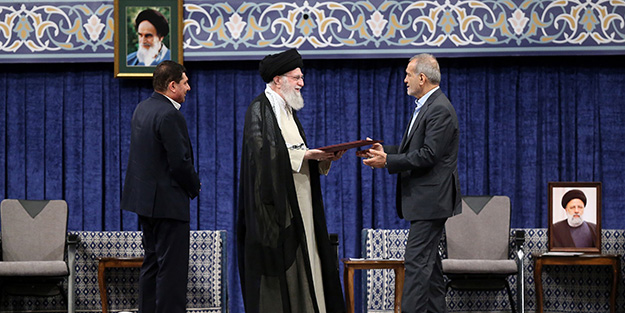 İran'da Pezeşkiyan dönemi! Mazbatasını Hamaney'den aldı