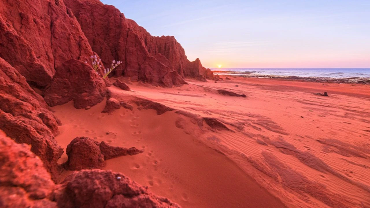 İran'da plaj kırmızıya büründü!