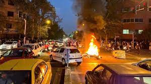İran'da, protestocular yeniden sokak ve caddelere çıktı