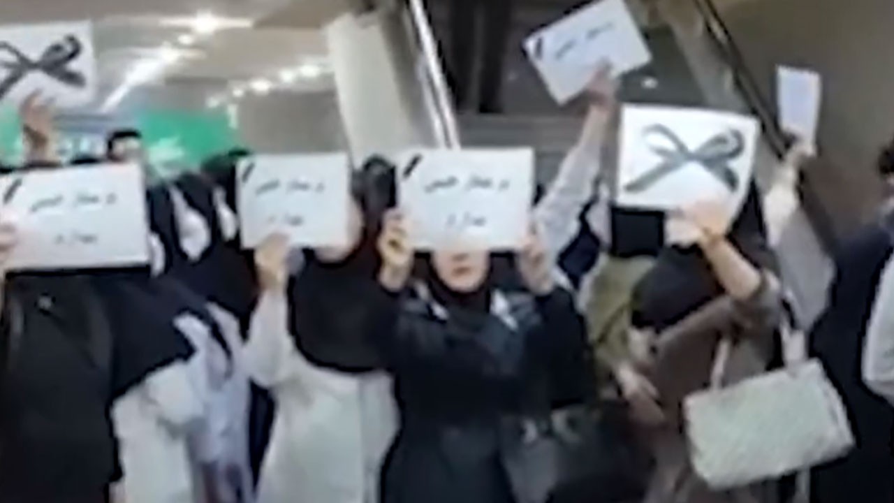 İran'da sağlık çalışanları sokağa döküldü