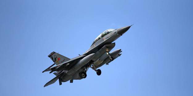 İran'da savaş uçağı düştü