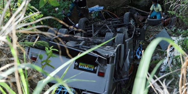 İran'da yolcu otobüsü devrildi