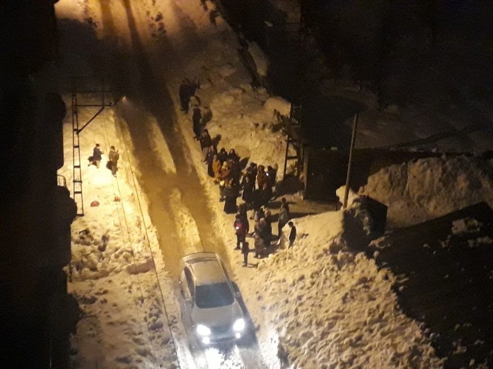 İran’daki deprem Hakkarili vatandaşları sokağa döktü 