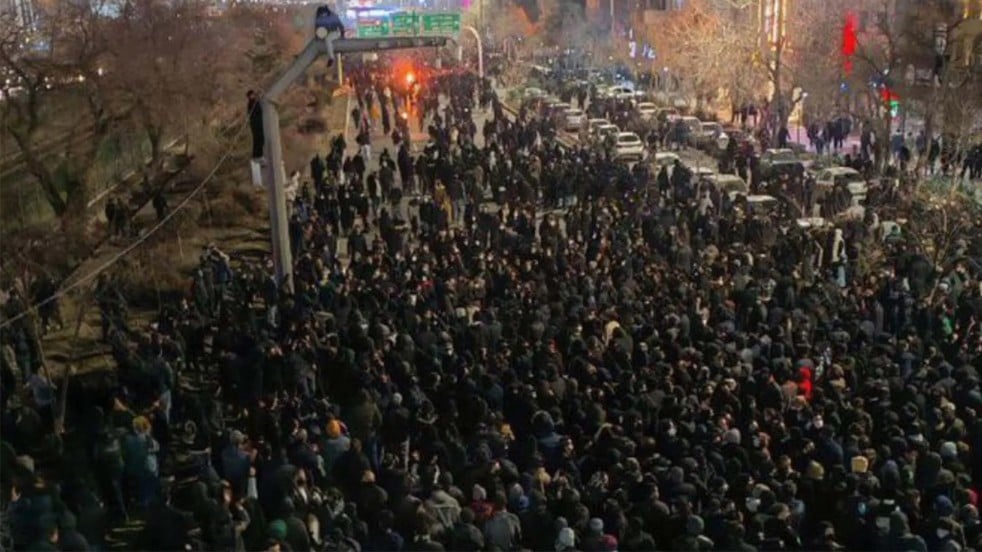 İran’daki olaylar ulaşımı da etkiliyor! Uçak seferleri iptal edildi