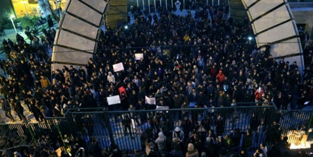 İran'daki protestolarda dikkat çeken detay!