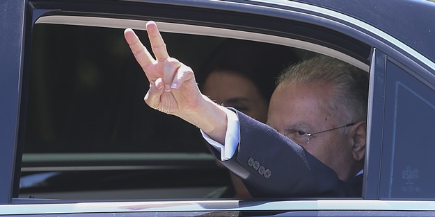 İran'daki sandıklardan Ekmeleddin İhsanoğlu çıktı