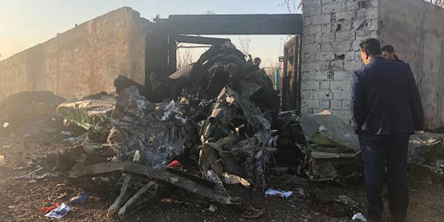 İran'daki uçak kazasından hemen sonra çekilen bu görüntü tartışmalara neden oldu