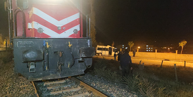 İran'dan gelen yük treni minibüse çarptı!