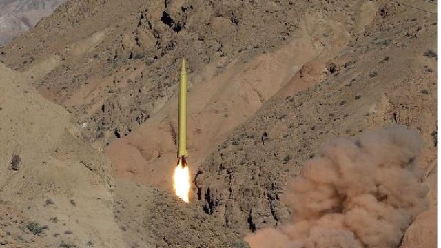 İran'dan gözdağı! 2 balistik füze fırlattı