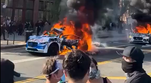 İran’ı bırak ABD’ye bak Los Angeles sokakları alev alev!