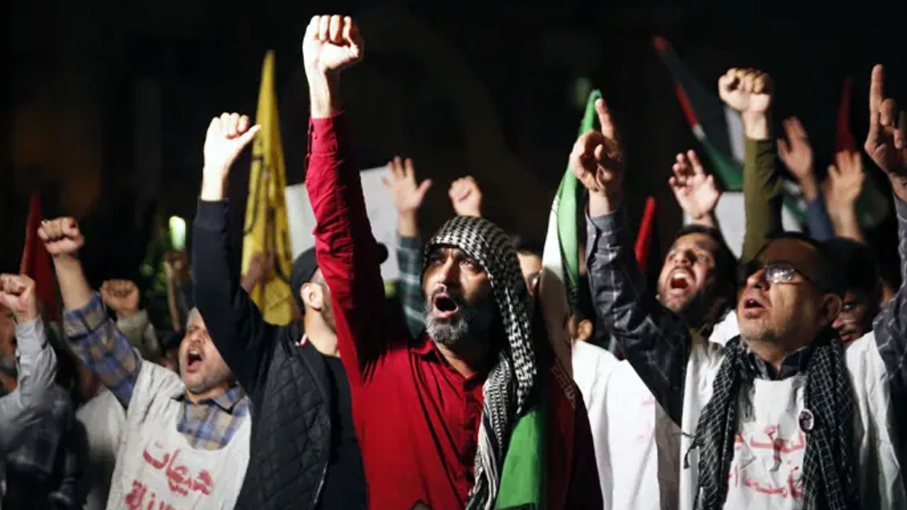 Tahran'da binlerce kişi İsrail'i protesto etti!