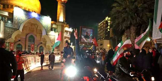 İran'ın İsrail'e saldırısı sonrası Tahran'da sevinç