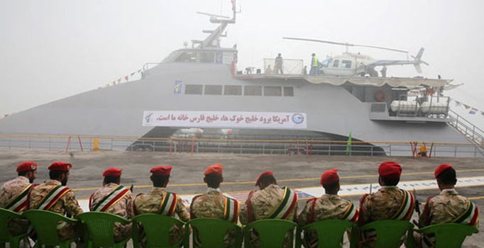 İran'ın yüksek hızlı savaş gemisi suyla buluştu