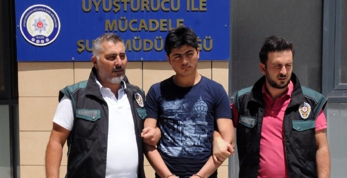 İranlı gencin midesinden 1 kilo eroin çıktı