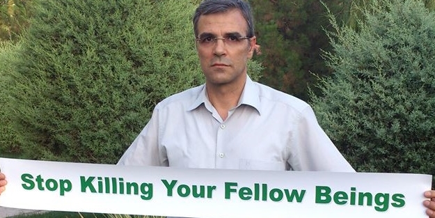 İranlı yazar: Birgün yaptığımız katliamların hesabını vereceğiz