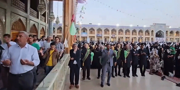 İranlılar camilerde Reisi için dua ediyor!