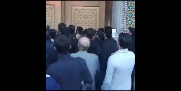 İranlılar türbelerin kapatılmasına isyan etti! Kapıları kırarak içeri girdiler