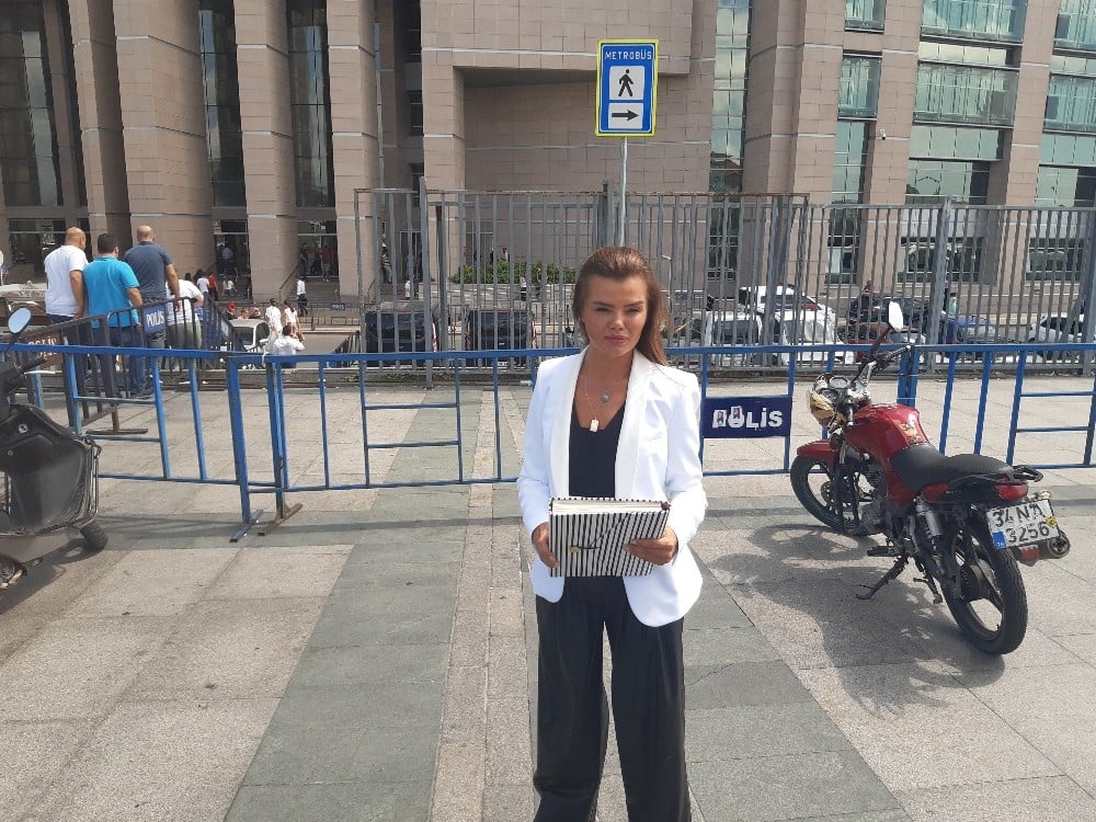 İrem Derici’nin evine girmek isteyen şahıs serbest bırakıldı 