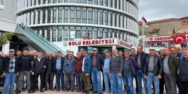 Irkçı başkanın yönettiği belediyede işçiler isyanda! Tazminatları için belediye önünde toplandılar