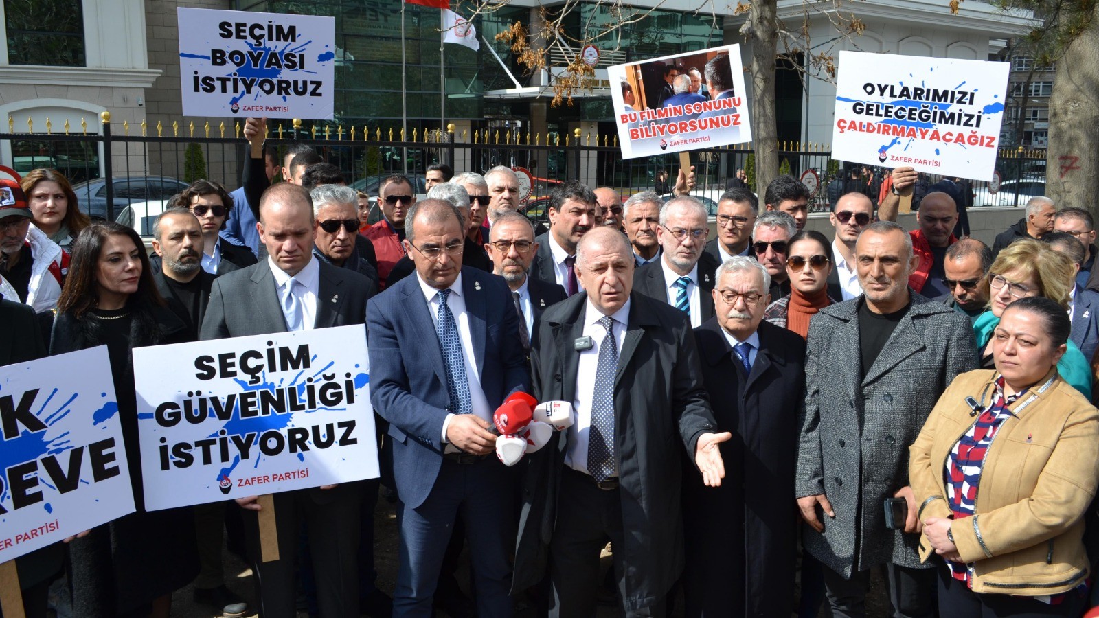 Irkçı Özdağ, boyanmak istiyor!