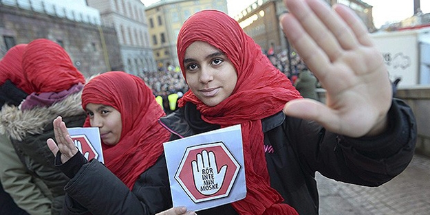 Irkçı saldırılara 'kalpli' protesto