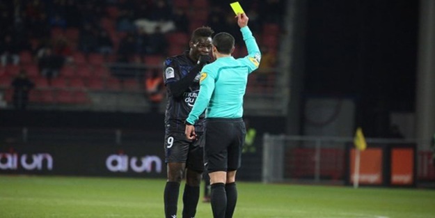 Irkçı tezahüratlara kızdı, sarı kart gördü!