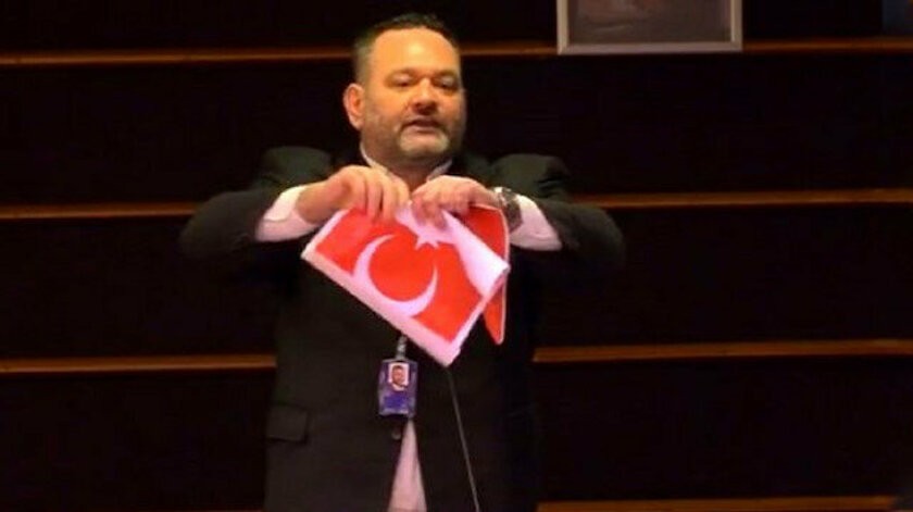 Irkçı Yunan vekile büyük şok!