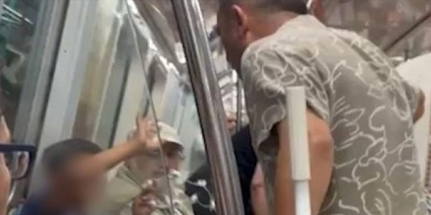 Irkçılık namussuzluktur: Metroda toka satan Suriyeli çocuğa tokat attı!