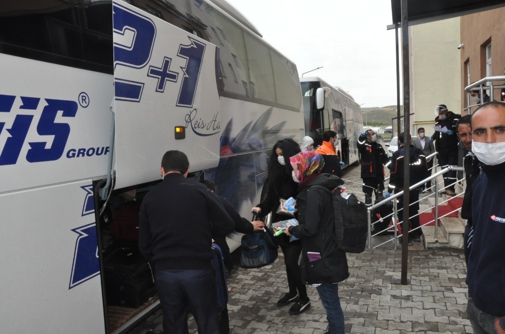 İrlanda’dan Kars’a gelen 115 kişi ailelerine kavuşmak için yola çıktı 