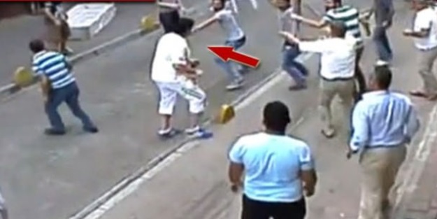 İrlandalı turist esnafı tek başına dövdü! - VİDEO