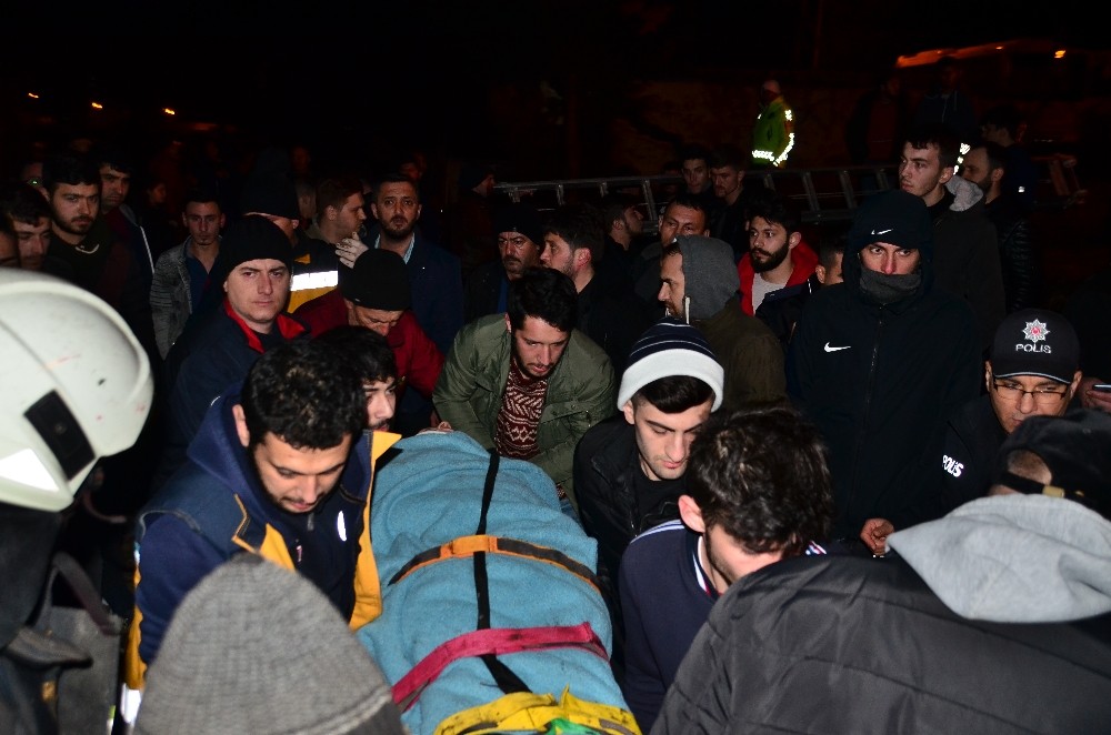 Irmağa atlayan kızını kurtarmak isteyen baba kayboldu 