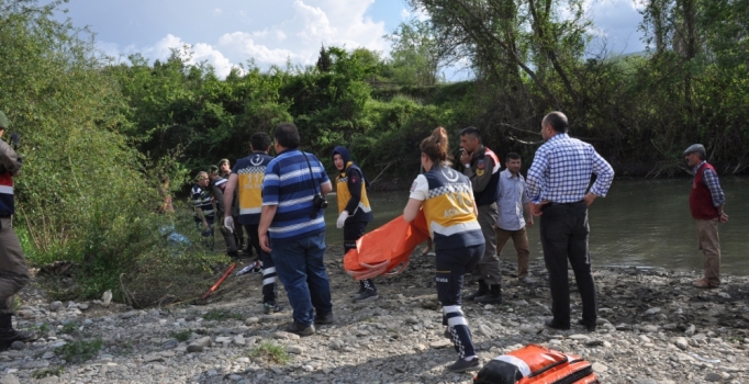 Irmağa giren 2 kardeş boğuldu