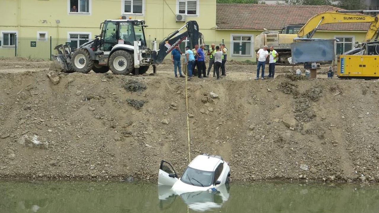 Irmağa yuvarlanan araçtan sağ çıktılar