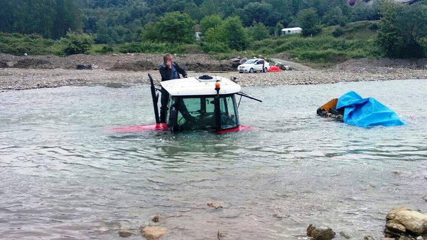 Irmağın ortasında mahsur kalan kişi kurtarıldı