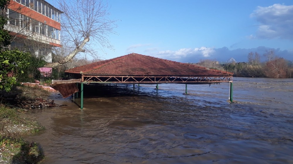 Irmak taştı zeytinlik ve portakal ağaçları sular altında kaldı 